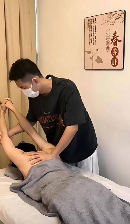 美女玩弄自己的相关介绍