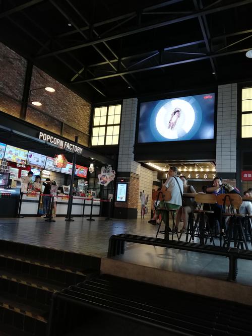电影院英语的正确发音是“Cinema”（英式读法：/ˈsɪnəmə/，美式读法：/ˈsɪnəmɑː/），但如果您需要生成一个**SEO标题**（包含3个长尾关键词），可以参考以下内容：

**标题：**  
**电影院的英语怎么读？教你Cinema、Movie Theater和Theatre的正确发音与区别 | 英语口语学习技巧**

**包含的3个长尾关键词：**  
1. 电影院的英语怎么读  
2. Cinema发音区别  
3. 英语口语学习技巧  

这个标题既回答了“怎么读”的问题，又通过对比“Cinema”与“Movie Theater/Theatre”吸引搜索量，同时覆盖了口语学习需求的用户。