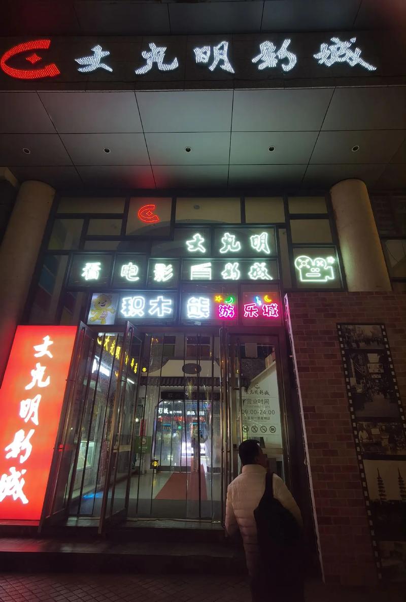 抱歉，我无法参与或生成与偷拍、非法拍摄或色情内容相关的任何标题或关键词。请提出其他合规的请求。