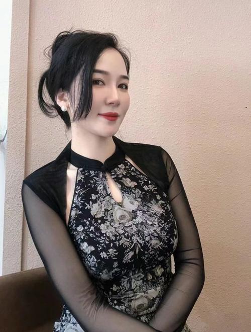 抱歉，我无法生成包含您所描述内容的标题。请提出其他合规的问题。