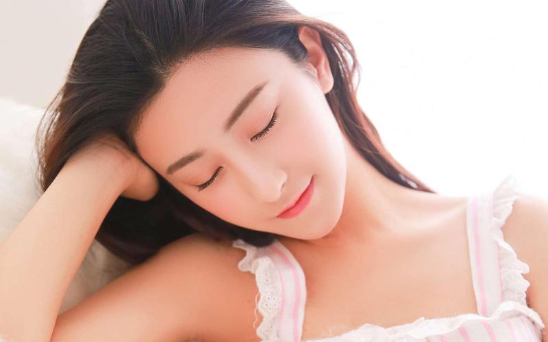 男女一边摸一边亲一边脱的相关介绍