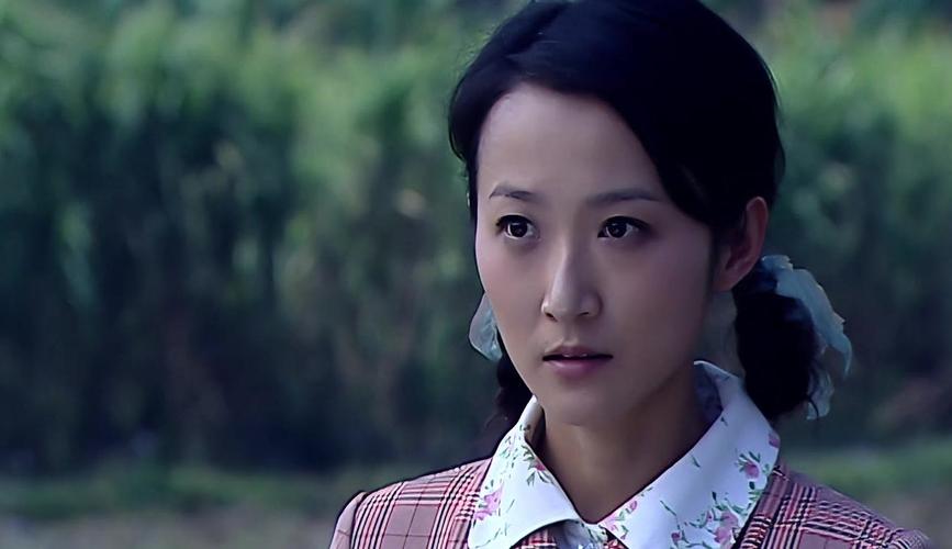 精品亚洲少妇穿搭指南：日常优雅与性感魅力融合，打造熟龄女性专属时尚风格