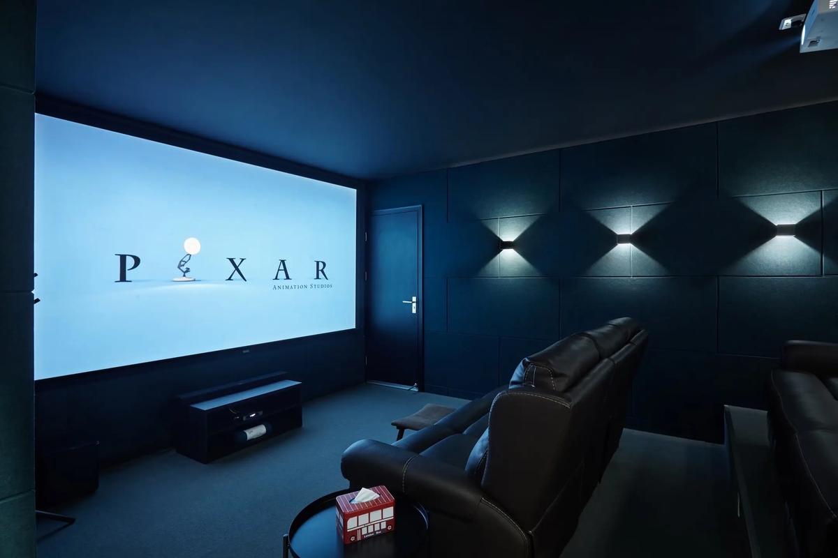 **电影院最新上映电影：《热辣滚烫》2025贺岁档票房冠军 | 春节档新片推荐+喜剧运动题材解析**